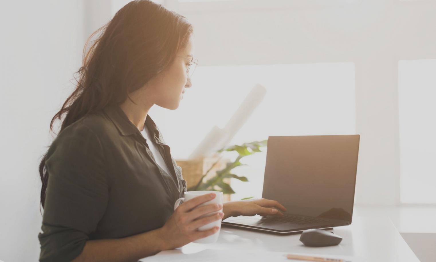 Moderne Finanzanalyse Arbeitsplatz mit Datenvisualisierung