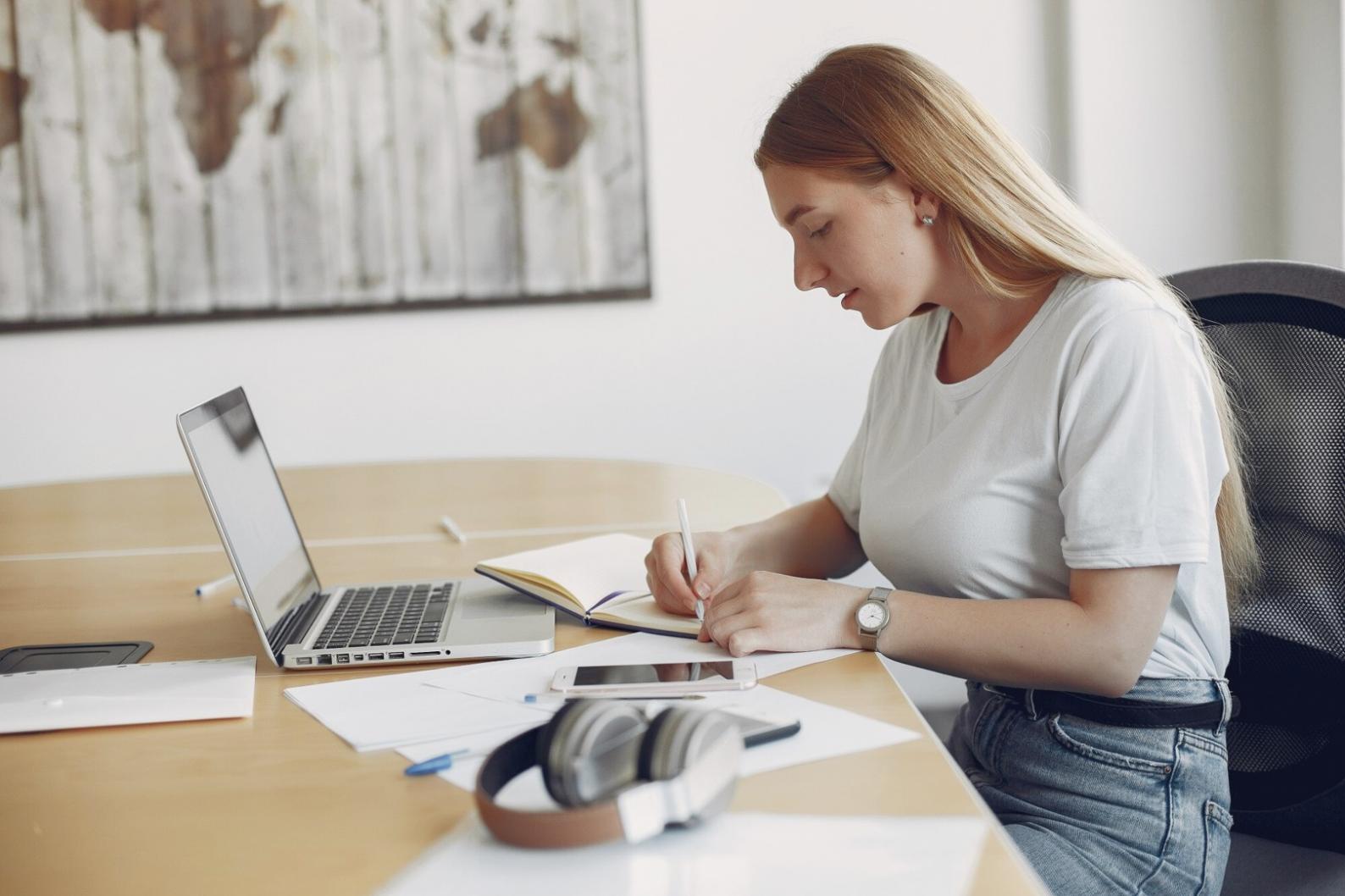 Finanzanalyse Arbeitsplatz mit Charts und Grafiken